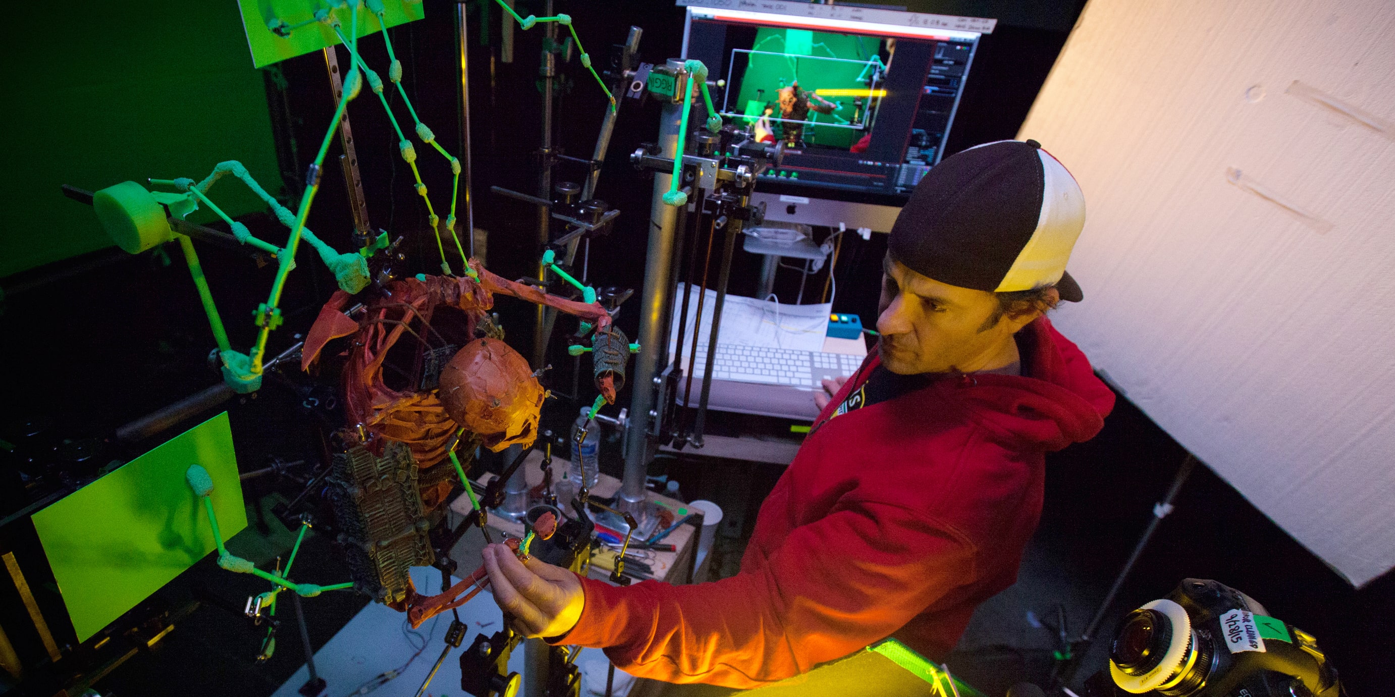 a-stop-motion-skeleton-puppet-for-kubo-is-captured-with-a-digital-slr-camera-and-stop-motion