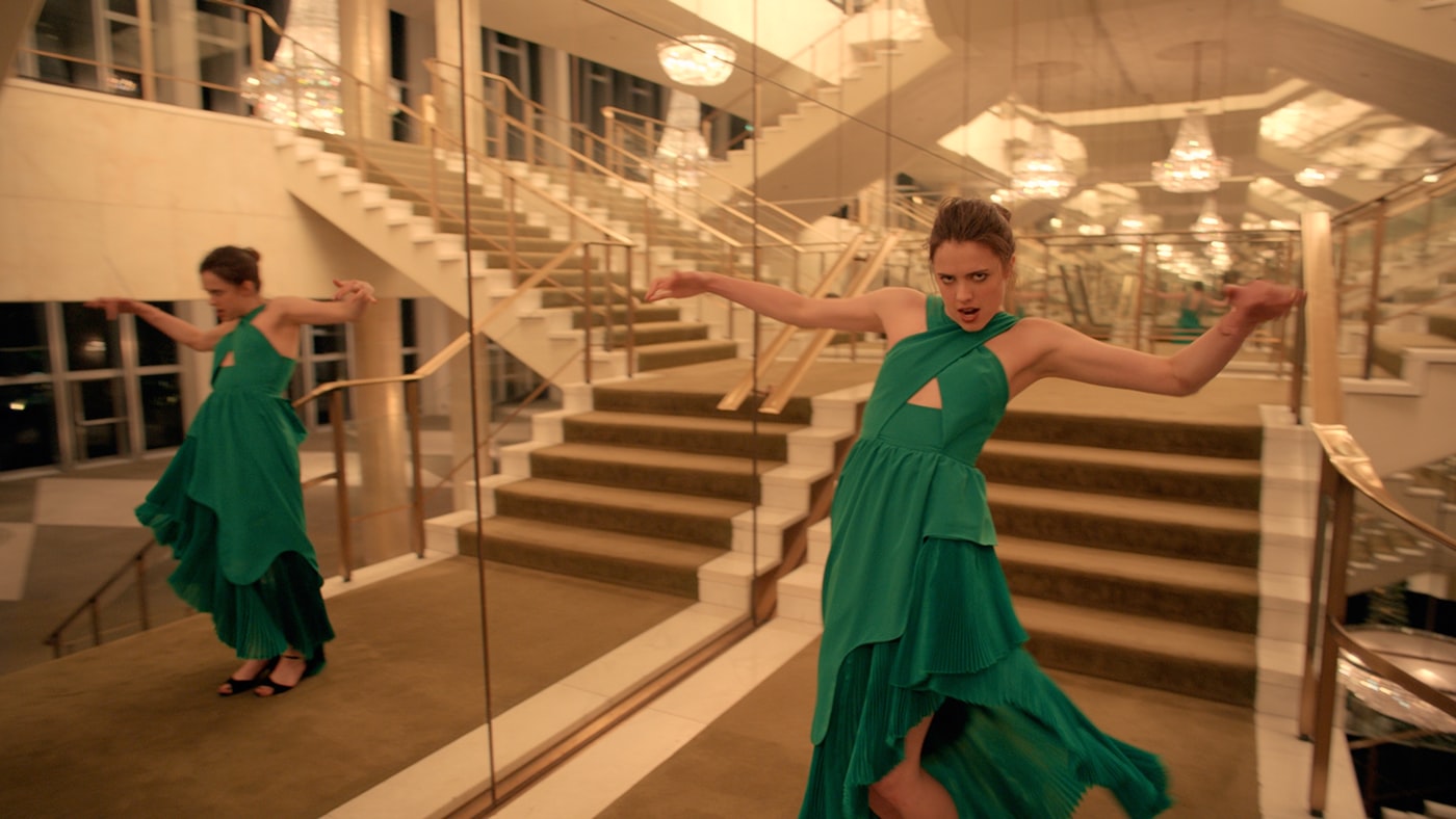 margaret-qualley-in-a-mirror-shot-from-the-ad-sans-camera-and-crew